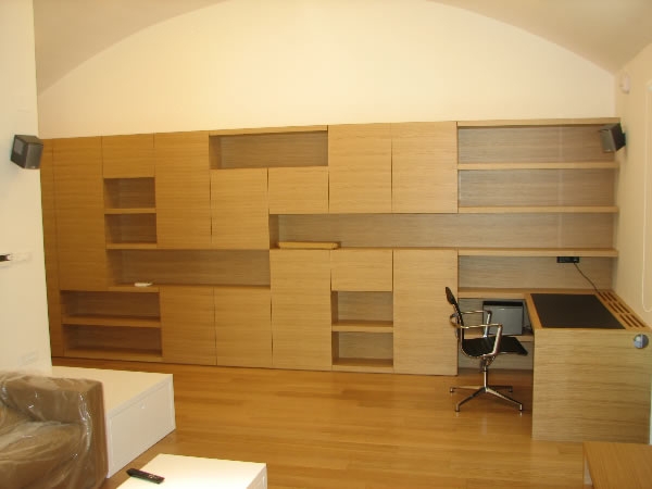 Knjižni regal s radnim stolom