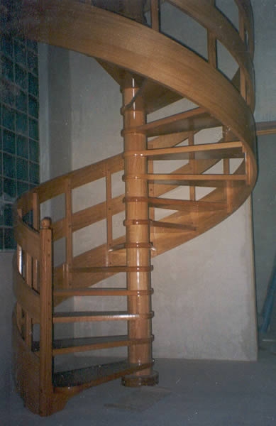 Spiralne drvene stepenice 1