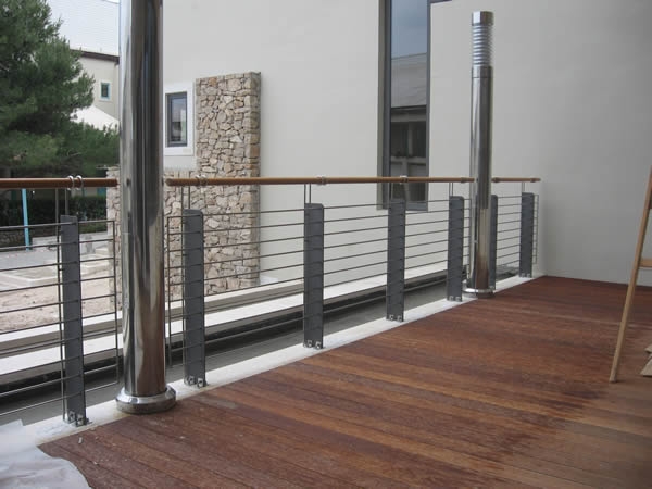 Balkonska ograda - kombinacija čelik, drvo, inox