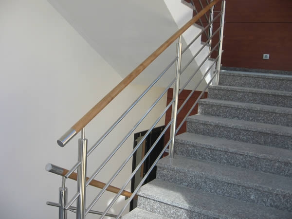 Inox stubišna ograda s drvenim rukohvatom