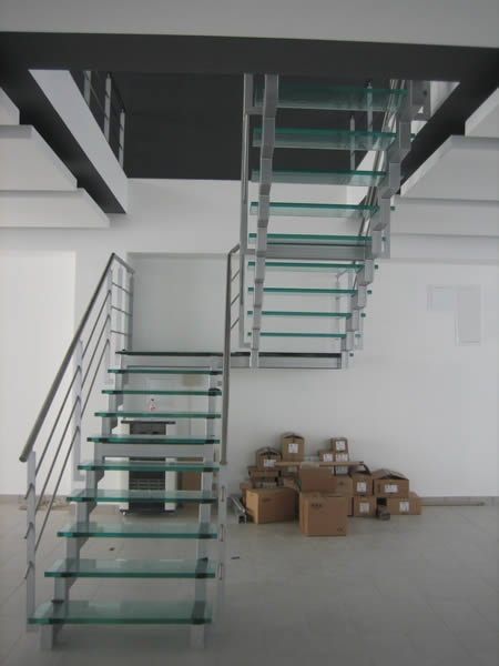 Stepenice - kombinacija čelika, staklenih nagaznih ploha i inox ograde