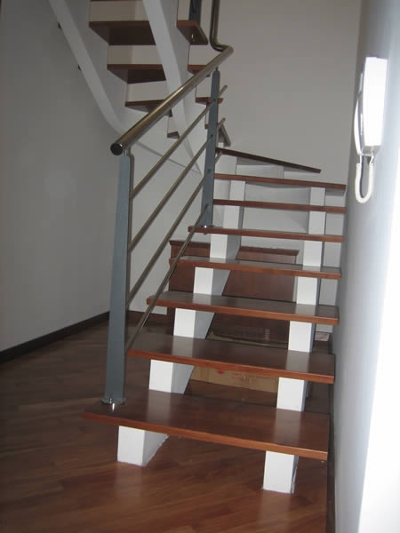 Zavojite stepenice - kombinacija čelika, drvenih nagaznih ploha i inox ograde