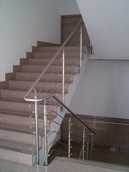 INOX stubišna ograda s mesinganim detaljima