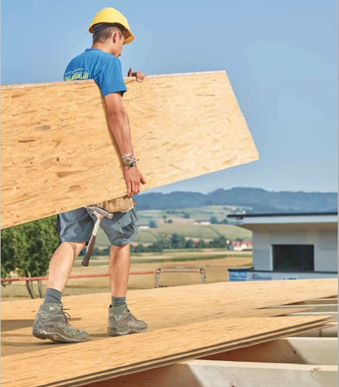 Jednostavno prenošenje i brzo postavljanje krovne oplate - EGGER ROOFING BOARD